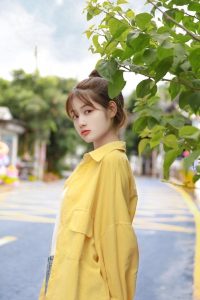 学好这8个万能的拍照姿势，外出游玩随便拍，简单场景也能拍美照-霞书