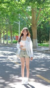 夏日穿搭+白衬衫+短吊带+牛仔热裤 拍起照来美美的-霞书