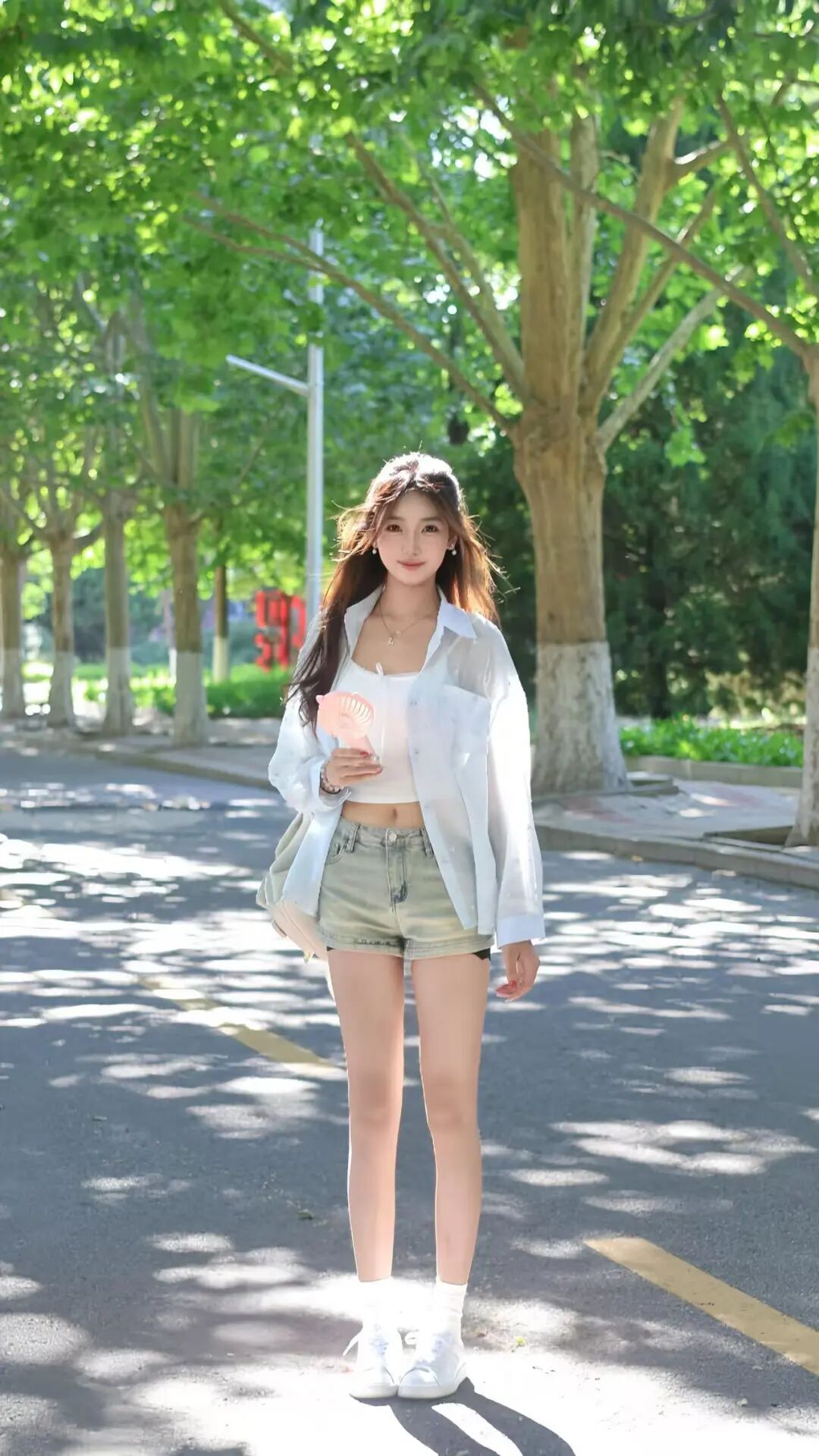 夏日穿搭+白衬衫+短吊带+牛仔热裤 拍起照来美美的-霞书