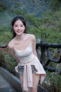 告别拍照尴尬,6个随性姿势拯救镜头废:出门走走,顺便把快乐的自己存进照片里-霞书