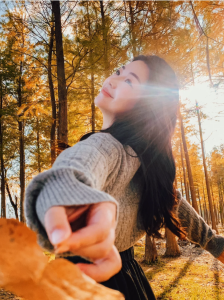 存一些秋天和落叶的氛围感拍照姿势，简单还好看，谁拍谁漂亮！-霞书