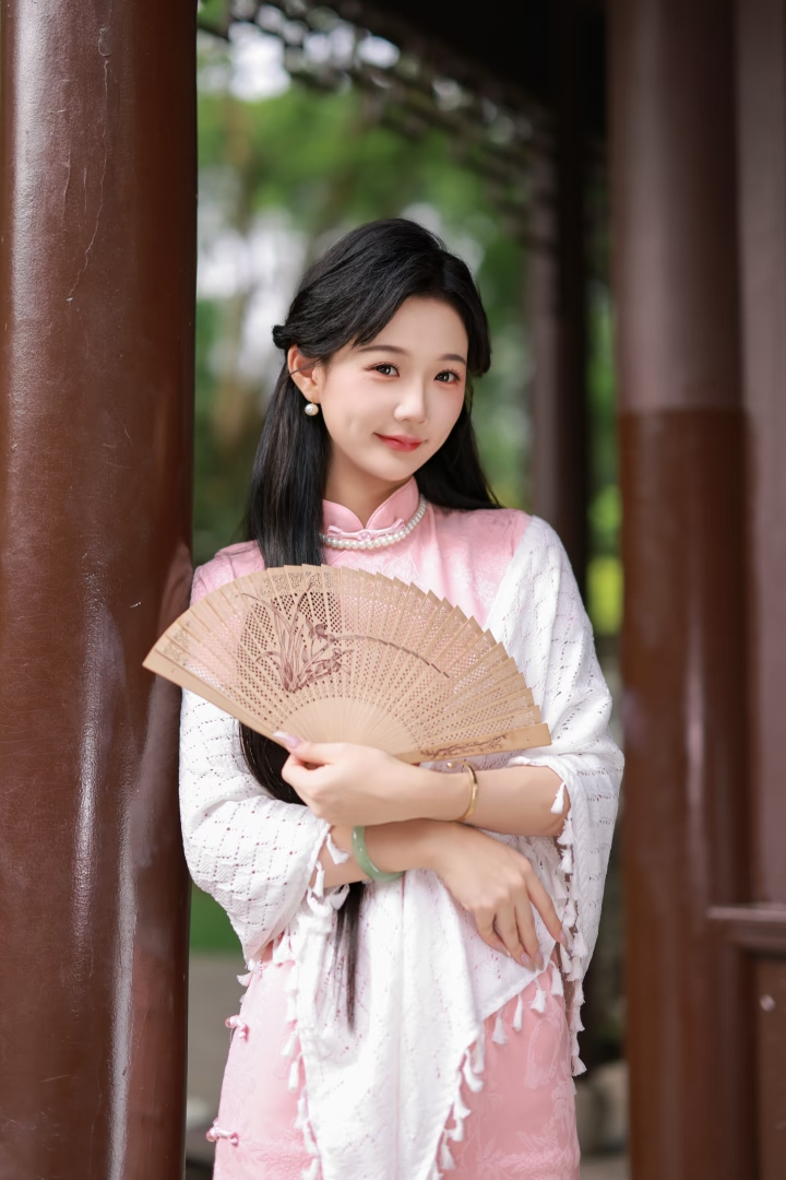 中式园林穿旗袍拍照太绝！8 个姿势轻松拿捏，分分钟美成大家闺秀-霞书