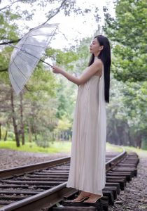 森系壁纸写真-铁轨上的白色长裙小姐姐超级好看-霞书