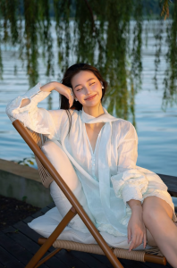 气质女人味怎么拍？5个不张扬又出片的拍照姿势，谁拍谁漂亮！-霞书