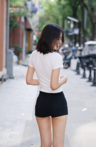 夏日街头穿简约白 T 短裤，8 个姿势轻松拍出清爽活力感，秒变元气少女-霞书