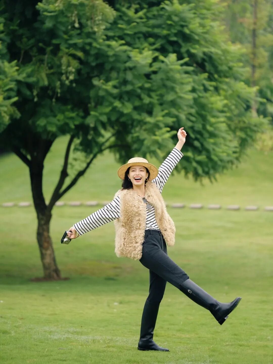 秋日如何在公园拍出不羁大片感？7个姿势，动作越大越好看，简单好学又出片-霞书