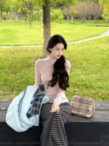 亮色羽绒服+长裙，这样穿真的很好看又保暖！-霞书