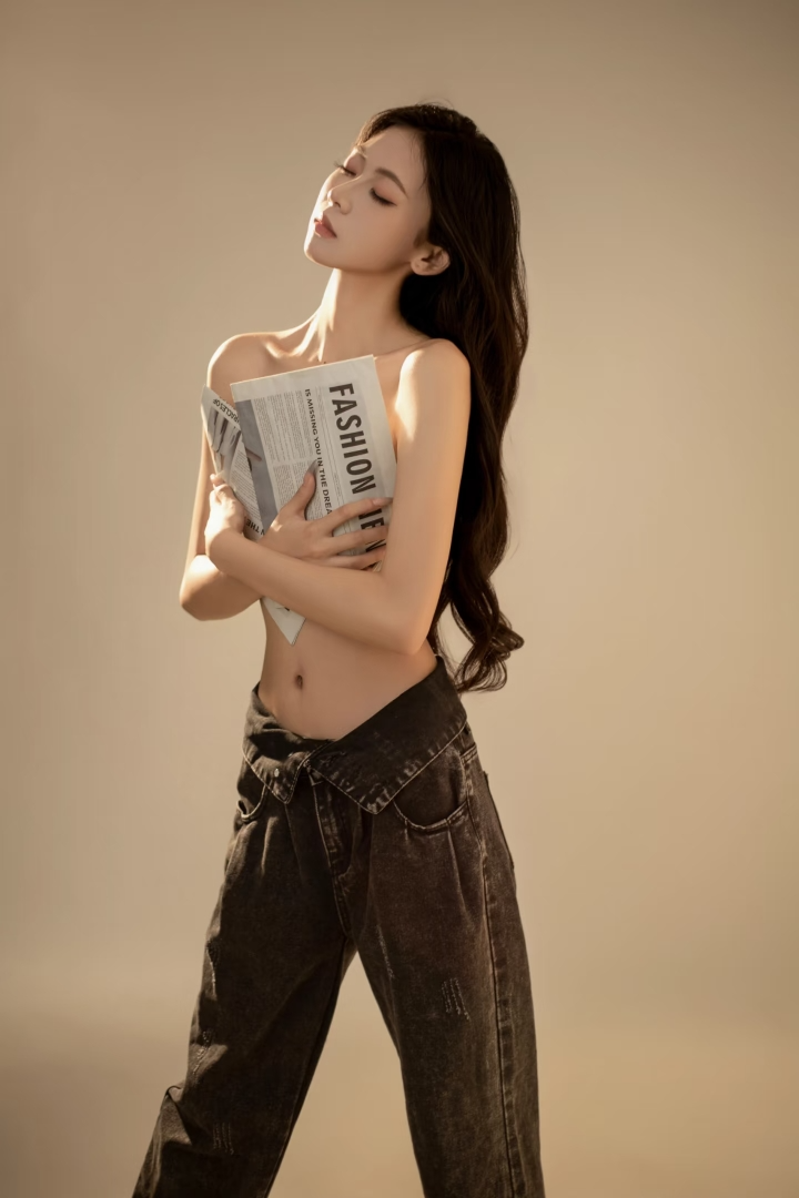 轻私房:9个报纸+牛仔裤拍照姿势,简单随意却高级感拉满-霞书