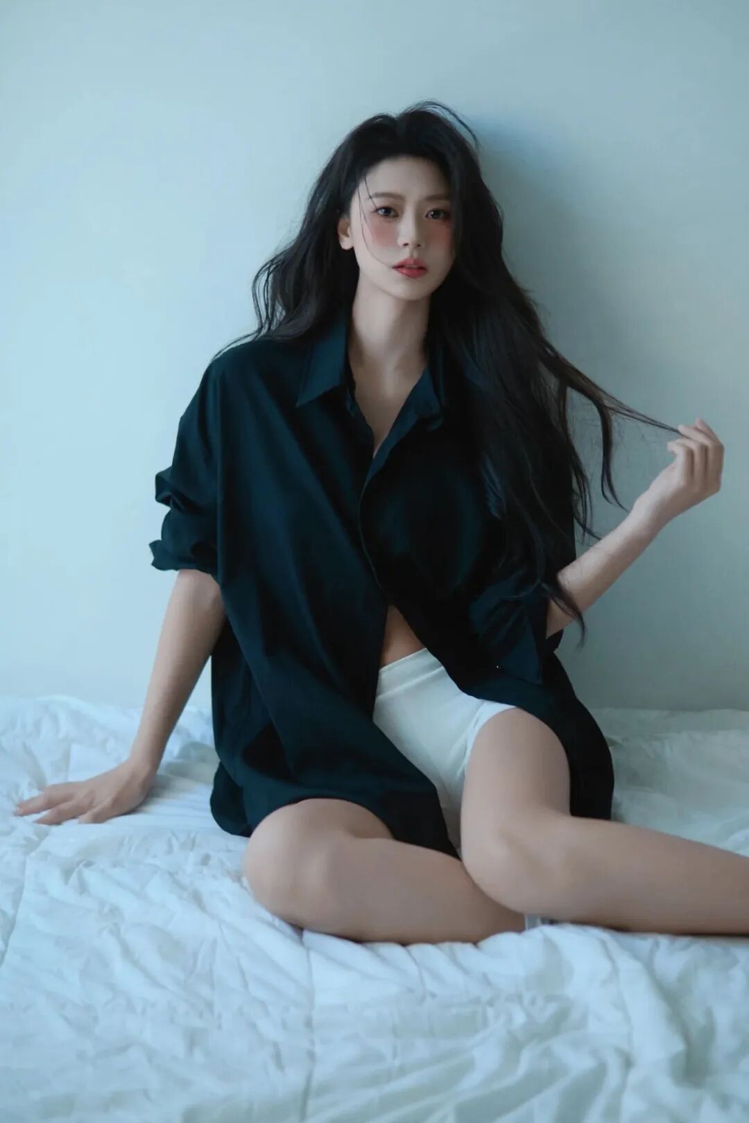 写真｜黑衬衫居家少女-霞书