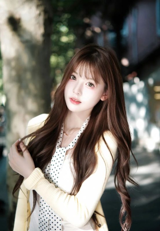 少女写真丨甜妹晴日街头的青春序曲-霞书