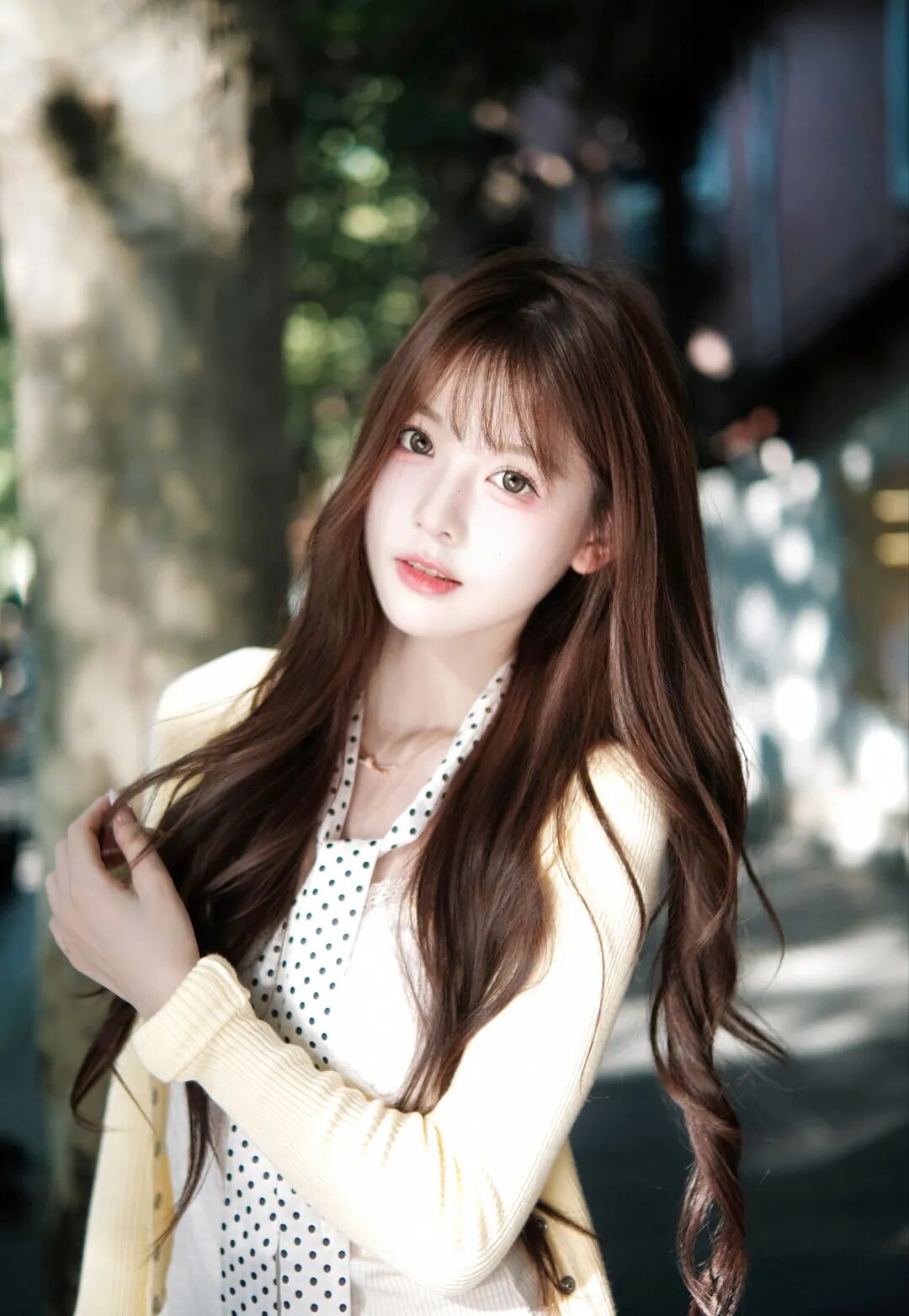 少女写真丨甜妹晴日街头的青春序曲-霞书