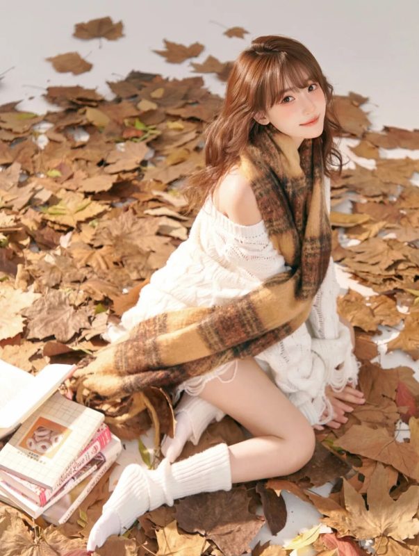 少女写真丨秋日私语落叶的温柔絮语-霞书