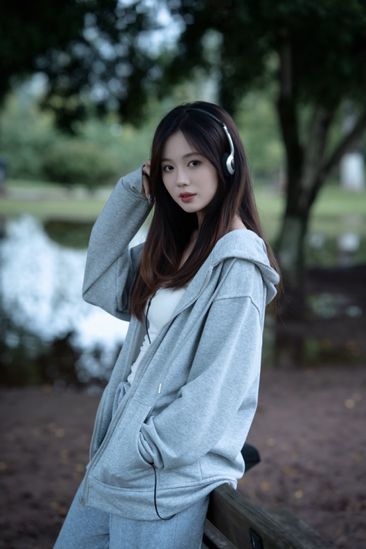 公园拍休闲风咋出氛围感？9 个姿势轻松拿捏，分分钟美成治愈系女主-霞书