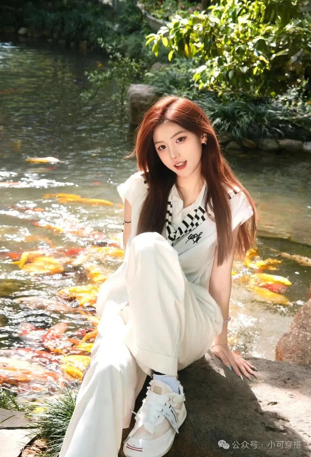 白色系穿搭，在公园和锦鲤撞了个满怀～-霞书
