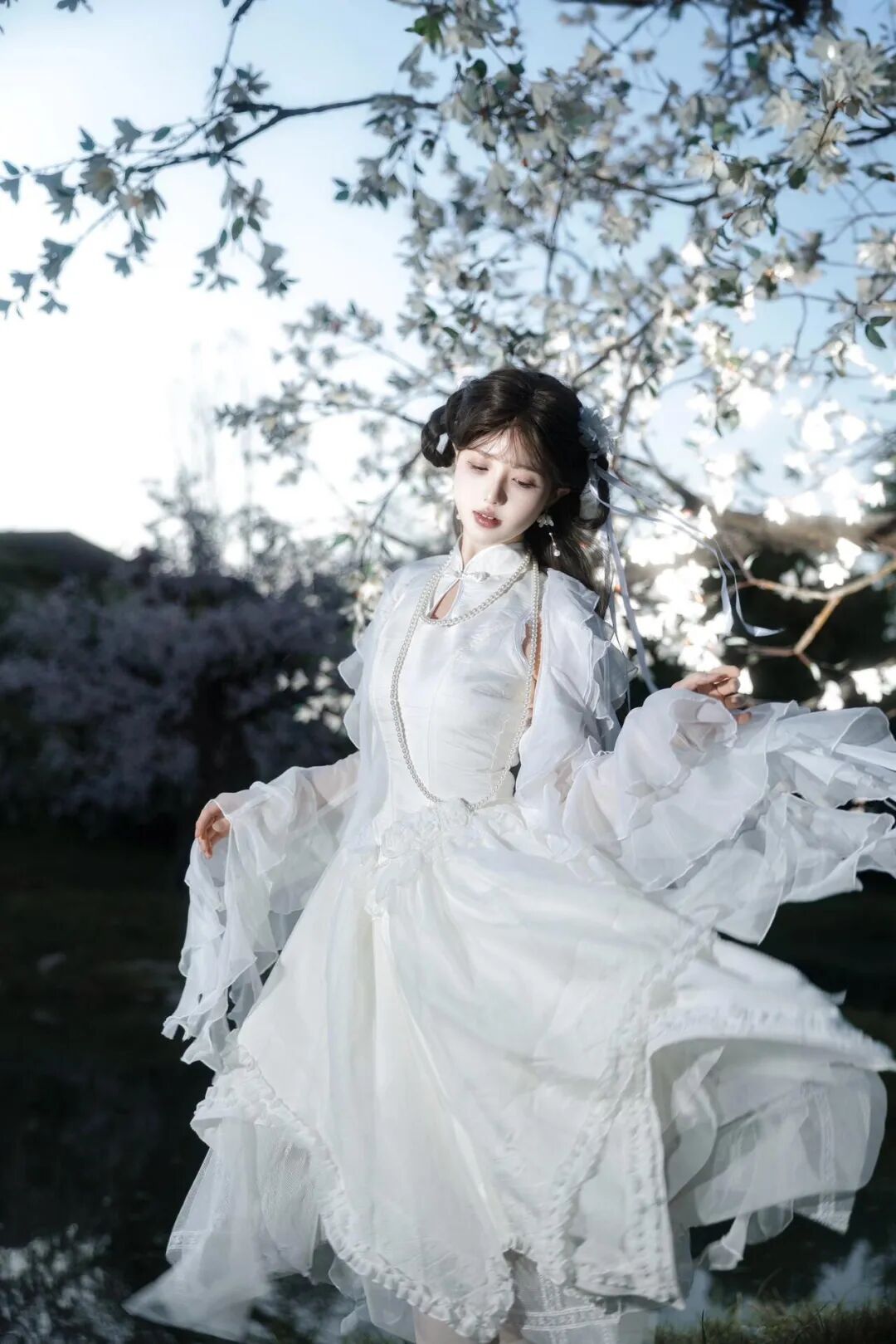 “花间甜心奇遇记：十帧白裙少女的梦幻圆舞曲”—当蕾丝裙摆遇见夜光花雨，在珍珠与蝴蝶结间起舞的治愈童话-霞书