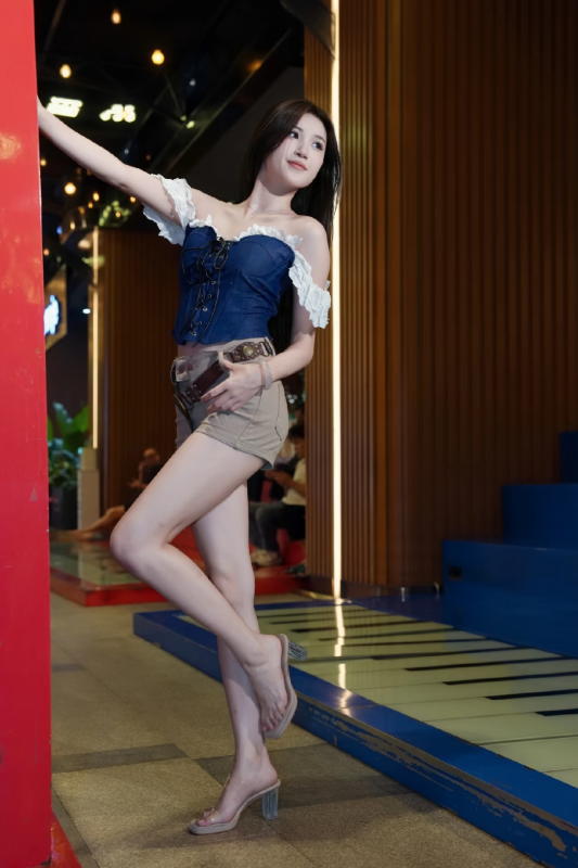 9 个室内复古电话亭甜酷穿搭姿势！蓝白上衣 短裤全适配，松弛氛围感轻松拿捏-霞书