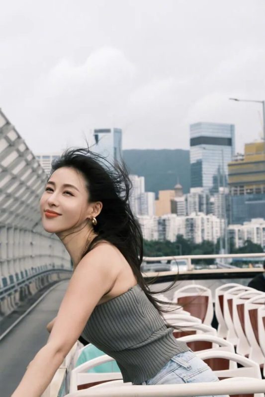 秋日穿搭：吊带背心牛仔，是青春模样没错了！-霞书