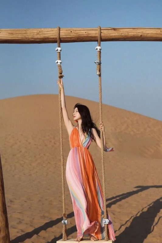 沙漠奇遇记：彩虹裙摆与异域风情交织的视觉盛宴！-霞书
