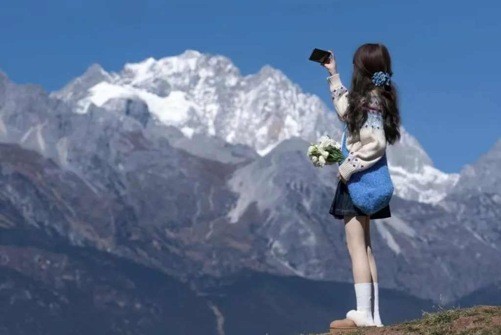 山野花间，如何拍出大片？9个姿势让你成为风景主角！-霞书